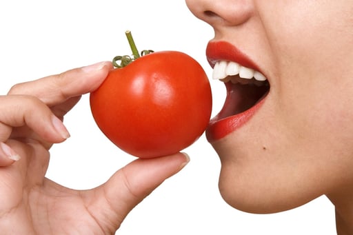 Un estudio reciente apunta a que aumentar el consumo de tomates podría ser una buena idea.  Una ingesta baja de licopeno —un nutriente presente en los tomates