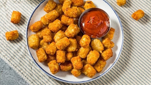 Miles de cajas de tater tots congelados están siendo retiradas del mercado ante la preocupación de que puedan contener fragmentos de plástico duro, informaron