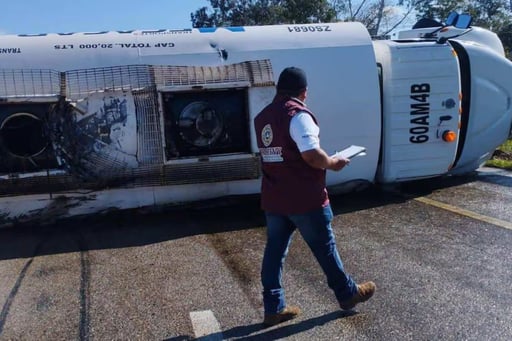 Un tractocamión con combustible volcó este martes cerca de Valladolid, provocando un derrame de diésel y el cierre de carriles.  Una pipa cargada
