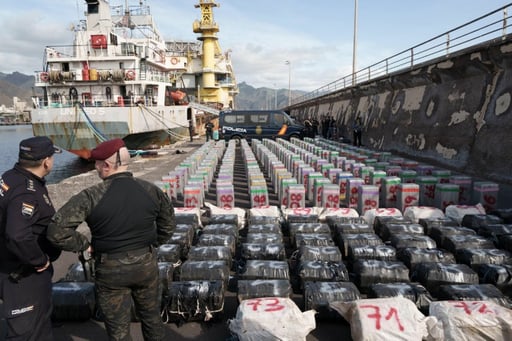 España detuvo el buque United S, que transportaba 9 mil 994 kilos de cocaína, la mayor incautación en alta mar realizada por fuerzas europeas.  La Policía