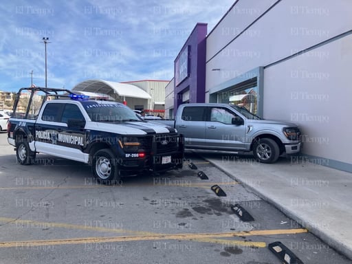 La dama resultó con diversos golpes por las bolsas de aire.  Una mujer estrelló su camioneta contra la pared de la tienda Suburbia de Monclova luego