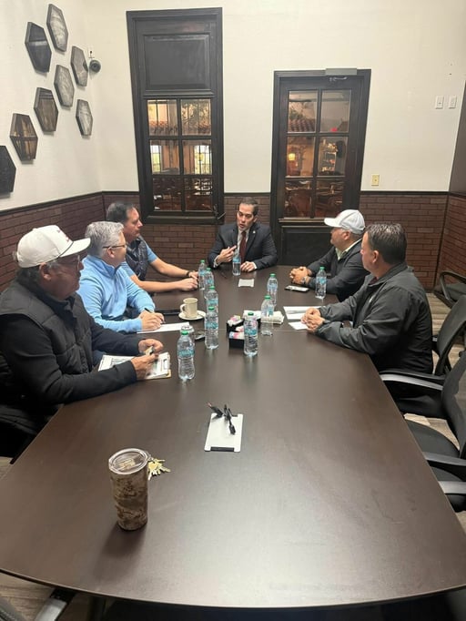 El alcalde de Eagle Pass, Aaron Valdez, informó sobre la realización de una reunión de trabajo con integrantes del Mayor's Golf Committee, en