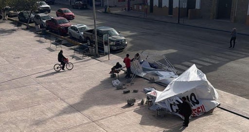 Durante el desmontaje de toldos de una protesta en Sabinas, un hombre cayó al tropezar, lo que provocó rápida intervención de Protección Civil y bomberos.