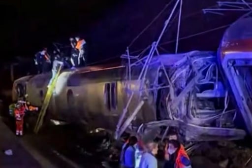 Un grave accidente ferroviario en el sur de España dejó al menos 10 personas muertas y decenas de heridos tras el descarrilamiento de dos trenes de alta