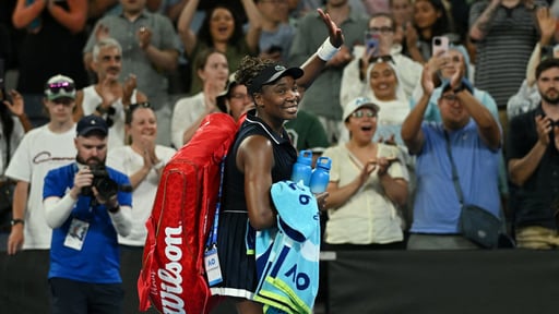    Venus Williams escribió una página histórica en Melbourne, convirtiéndose en la jugadora más longeva en el cuadro principal.  Venus Williams, a sus 45 años,