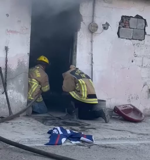     Bomberos Voluntarios de Castaños lograron sofocar el fuego.  Un incendio registrado en una vivienda de la colonia Héroes del 47, en el municipio