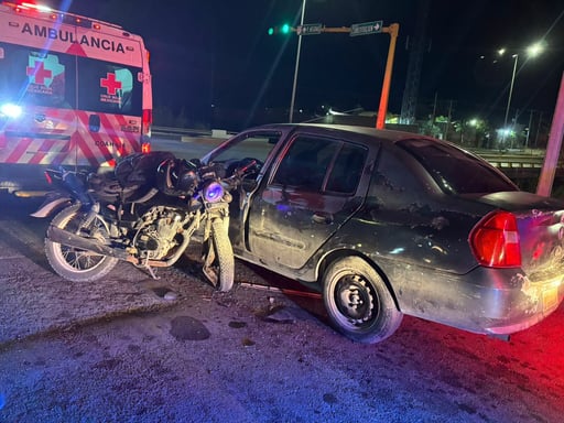 Socorristas de Cruz Roja se movilizaron en su auxilio.  Una imprudente combinación de alcohol y velocidad terminó en un aparatoso accidente vial la noche