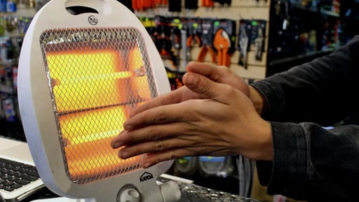 Un comerciante local de Ciudad Sabinas señaló que la demanda de calentadores eléctricos, gorros y accesorios para el frío ha aumentado debido a la llegada