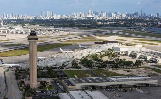 El Aeropuerto Internacional de Miami (MIA) registró la noche de este domingo cierres temporales y retrasos en varias de sus terminales luego