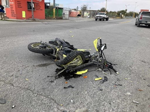 El accidente se registró en la avenida Montessori.  Un motociclista terminó con severas lesiones, principalmente en la cabeza, luego de protagonizar
