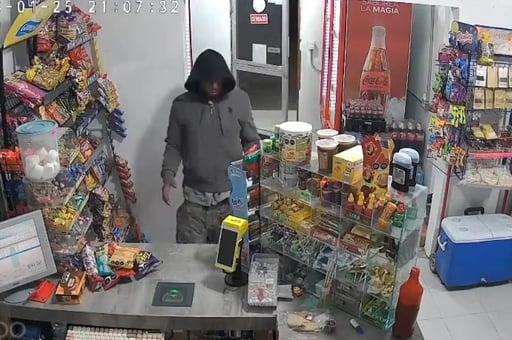   Un nuevo robo a una tienda de abarrotes se registró en la colonia Los Pinos, donde un sujeto ingresó al establecimiento y sustrajo diversa mercancía