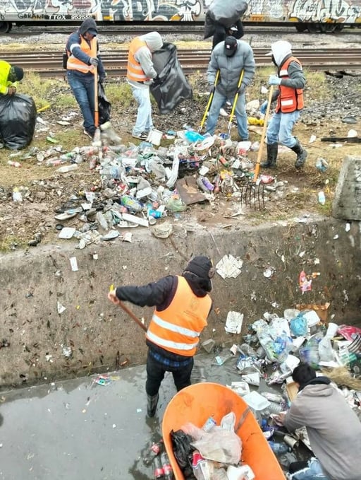 Autoridades municipales realizaron labores de limpieza y saneamiento en un canal pluvial ubicado sobre el libramiento Fausto Z. Martínez,