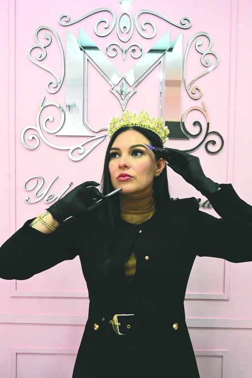 “El éxito siempre va en ascenso, habrá caídas, pero de los fracasos aprendemos”.  En ese estudio, donde la luz cálida se mezcla con tonos rosados