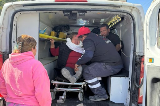 Socorristas de GRUM se movilizaron en ayuda de los lesionados.  Un choque por alcance registrado la tarde de este miércoles dejó como saldo a un taxista