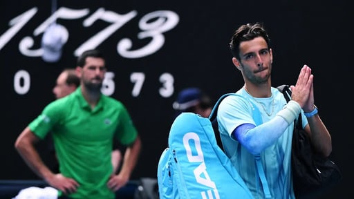    Una lesión muscular truncó el sueño de Lorenzo Musetti en el Australian Open cuando dominaba a Novak Djokovic. El serbio avanza a semifinales.  Una molestia