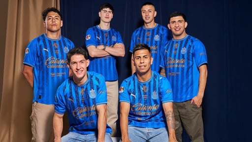    Chivas sorprende con un uniforme azul y dorado para el Clausura 2026. Un diseño que honra la historia y marca un paso innovador para el club.  Guadalajara