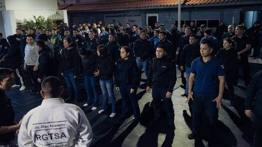 El Jiu Jitsu desarrolla dominio técnico, control emocional y la capacidad de tomar decisiones bajo presión.  Con la firme idea de que la seguridad también