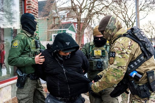 Una jueza federal rechazó la solicitud de Minnesota para detener las redadas migratorias, permitiendo que ICE continúe su operativo federal en Minneapolis
