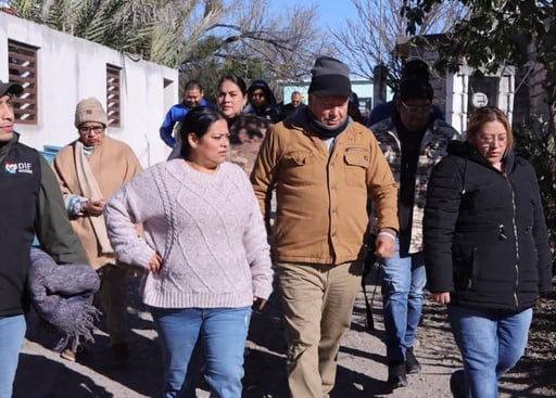 El alcalde Óscar Ríos encabezó la entrega de apoyos del Operativo Abrigo en la Villa de San Juan de Sabinas, beneficiando a familias vulnerables ante las bajas