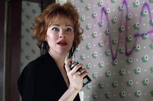 Catherine O’Hara improvisó movimientos y gestos que hicieron icónica la escena de baile en “Beetlejuice”, transformando un número musical en un momento