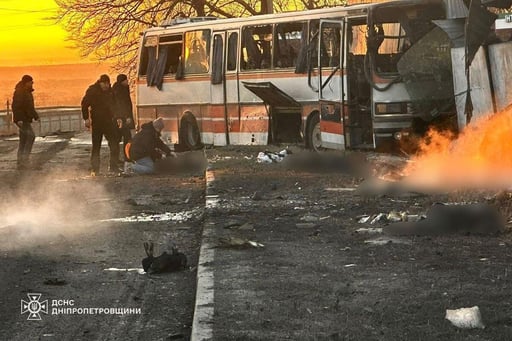Un ataque con dron ruso contra un autobús de mineros en Dnipropetrovsk dejó al menos 15 muertos, en medio de una tregua parcial energética.  Al menos