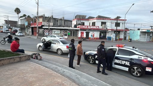 Socorristas de Cruz Roja se movilizaron al choque.  Un percance vial registrado en la rotonda de la plaza del sector El Pueblo de Monclova, dejó como saldo
