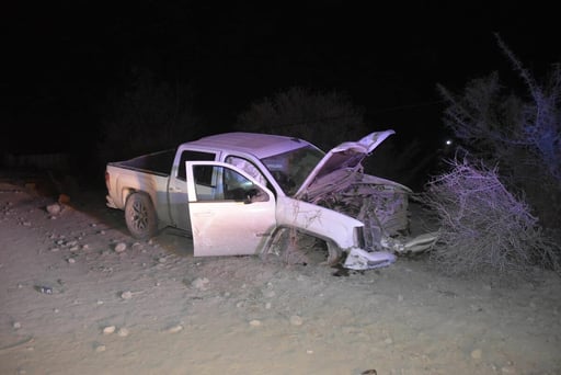 El accidente vial movilizó los cuerpos de rescate de Monclova.  Una camioneta terminó fuera de la cinta asfáltica tras volcar la noche del miércoles en