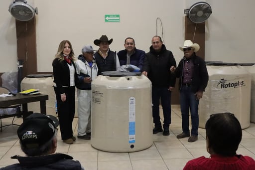 El Gobierno Municipal de San Juan de Sabinas entregó tinacos y sistemas de almacenamiento para fortalecer el acceso al agua potable y mejorar la calidad
