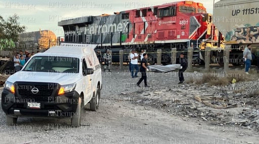 Elementos de la Agencia de Investigación Criminal acordonaron la zona.  La tarde de este viernes se vivió una escena desgarradora en Monclova, cuando un hombre