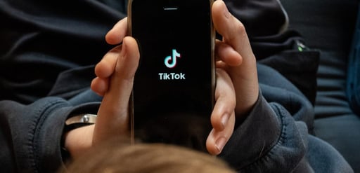 Profeco alertó sobre ofertas laborales falsas difundidas en TikTok y pidió a la plataforma reforzar controles para evitar fraudes que afectan a usuarios.