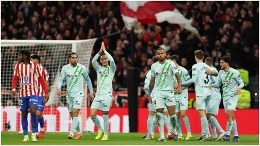    El Real Betis logra una victoria crucial de visitante ante el Atlético de Madrid, un resultado que reactiva sus opciones europeas.   Con un gol de Antony