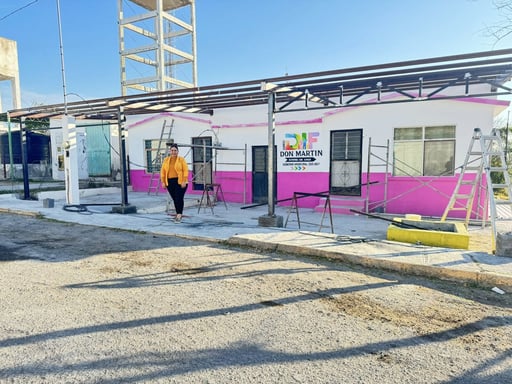 La alcaldesa Lily Quiñones supervisa los avances de la techumbre del DIF de Juárez, obra que fortalecerá espacios comunitarios y beneficiará a toda