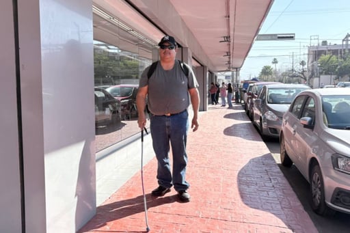 Hay historias que no se ven con los ojos, sino con el corazón. La de Juan Erasmo Guarriola Reyna se escucha en sus pasos firmes sobre el pavimento,