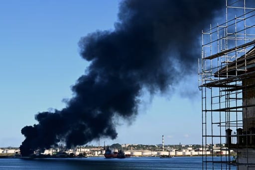 Un incendio en la refinería de petróleo Ñico López provocó una densa columna de humo negro visible en La Habana, sin pronunciamiento oficial hasta ahora.  Este