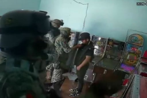 Un video muestra a presuntos militares agrediendo con golpes y tablazos a un joven en Peribán, Michoacán, mientras las autoridades anuncian investigaciones.