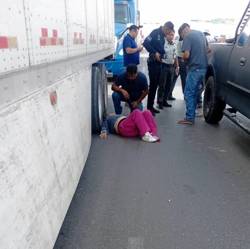 Una mujer sufrió lesiones de gravedad tras ser embestida por una camioneta en el cruce del bulevar Venustiano Carranza y Fernando Shoeder, en Piedras Negras.