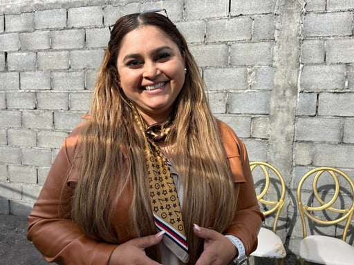 La presidenta de la fundación informó que esta iniciativa social ha beneficiado a diversas colonias de Sabinas mediante la donación de ropa nueva y usada