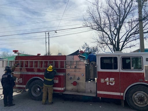 Un lote baldío, un árbol y una vivienda fueron amenazadas por el fuego.  La tarde del jueves, elementos del Cuerpo de Bomberos atendieron tres incendios
