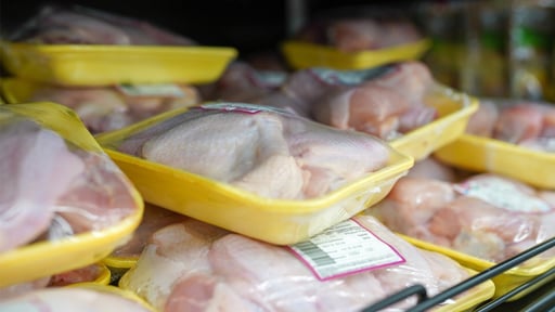 La Secretaría de Economía estudia limitar importaciones de pollo de países sin acuerdos comerciales, como Brasil, para proteger la producción nacional