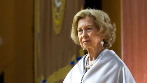 La Universidad de Las Palmas de Gran Canaria otorgó a la Reina Sofía el título de doctora honoris causa, destacando su compromiso social, cultural y ambiental.
