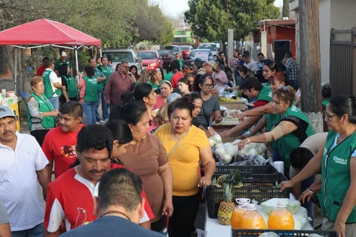 El Mercadito Mejora se realizó en el Barrio Cuatro de Agujita, en el municipio de Sabinas, como parte de la estrategia social impulsada por el gobernador
