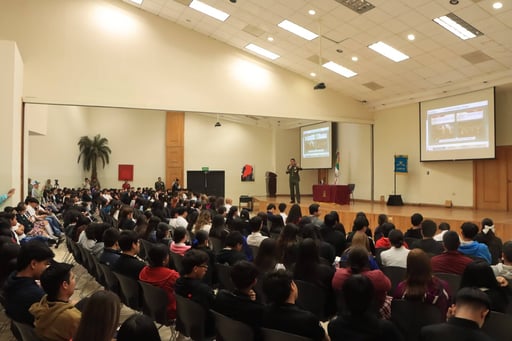 Estudiantes de preparatoria en Nueva Rosita participaron en un foro sobre cultura de seguridad nacional impartido por el Ejército Mexicano