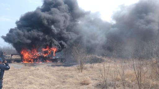 Piedras Negras, Coahuila.- Un tráiler fue consumido en su totalidad por un incendio cuando se encontraba estático en un predio cercano al conocido Laguito