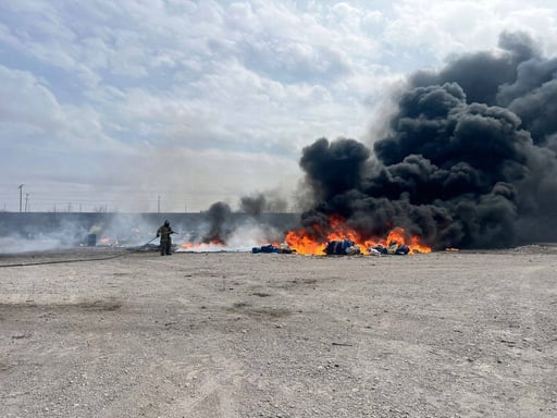 Nava, Coahuila.- Un incendio registrado en una tarimera ubicada en el municipio de Nava generó la movilización de elementos del Cuerpo de Bomberos y Protección