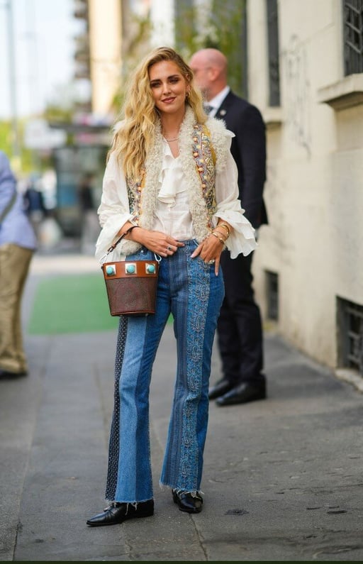  Los vaqueros de pernera ancha lo conquistan todo y lucen especialmente bien al combinarse con prendas bohemias.  Los jeans acampanados regresan con fuerza
