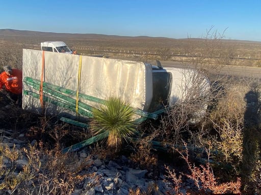 Accidente en el kilómetro 30, cerca de Sabinas.  Una aparatosa movilización de cuerpos de emergencia se registró tras la volcadura de un camión de carga