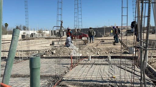 El proyecto federal de Viviendas del Bienestar en Sabinas avanza al 50 %, generando empleo y desarrollo urbano con hogares modernos y áreas comunes.