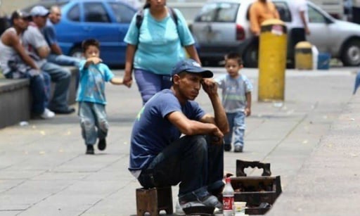 La pobreza laboral en México disminuyó a 32.3% en el cuarto trimestre de 2025, mientras el ingreso laboral real muestra un crecimiento significativo a nivel
