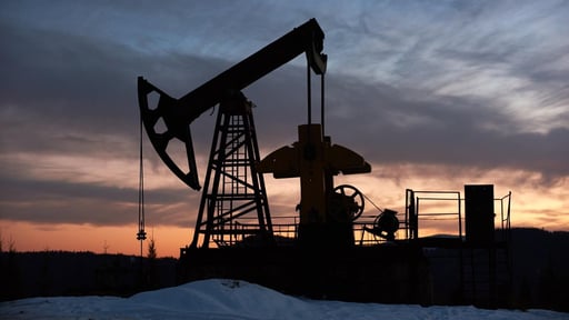 Los precios del petróleo cerraron al alza por la tensión geopolítica entre Washington y Teherán, mientras los inversores evalúan riesgos de acción militar