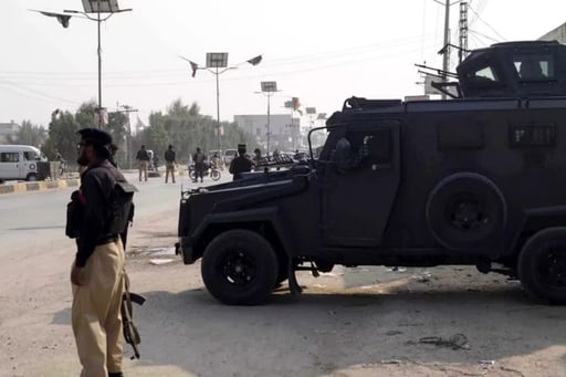 Pakistán aseguró haber bombardeado Kabul y declaró una “guerra abierta” contra Afganistán tras intensos combates en la frontera conocida como Línea Durand.